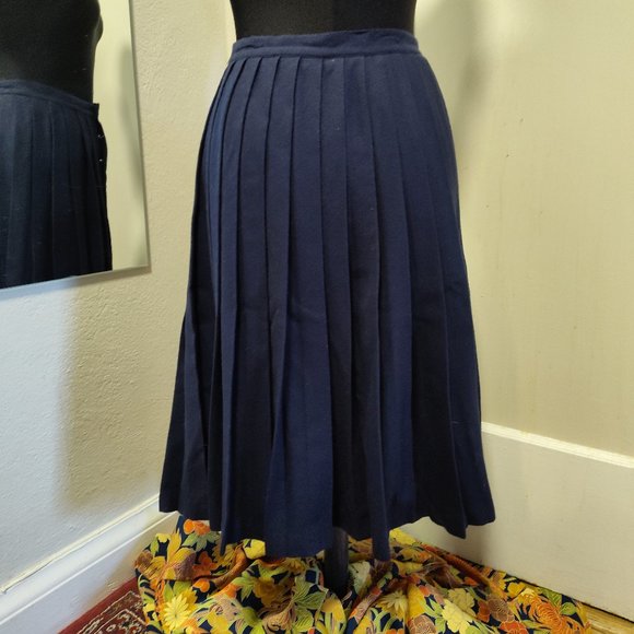 Pleated wool skirt in navy blue - Picture 3 of 5